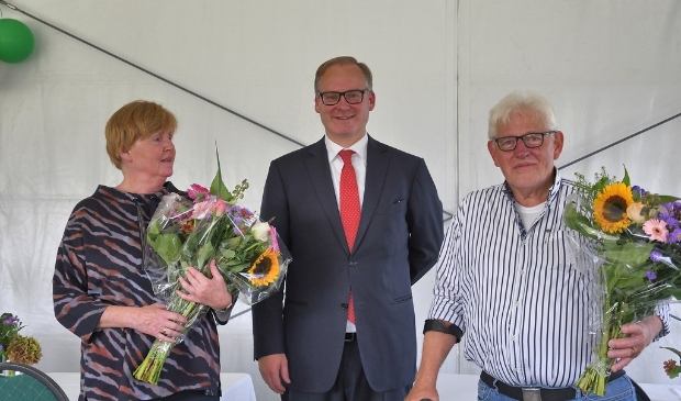 <p>Lydia Schot, de heer Hildeward Hoenderken (voorzitter van de Raad van Beheer) voorzitter Jan Bouter ontvingen een zilveren erespeld </p>