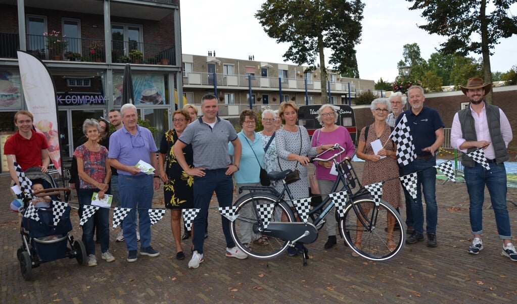 De prijswinnaars van 'De Raceweken' hebben zaterdag hun prijs in ontvangst genomen. 