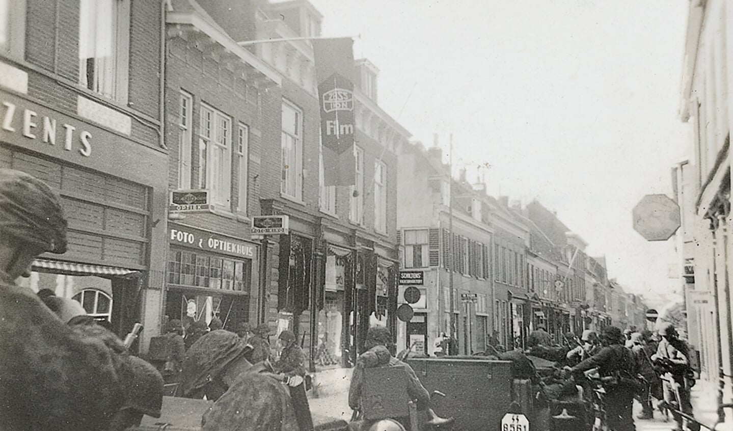 SS'ers op 11 mei 1940 rond 09.20 uur kort voor de aanval op de voorposten. De foto is genomen in de Wageningse Hoogstraat.  