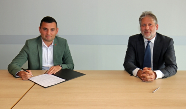 Ondertekening Charter Diversiteit door wethouder Ro van Doesburg (r.) en D66-raadslid Ilhan Tekir