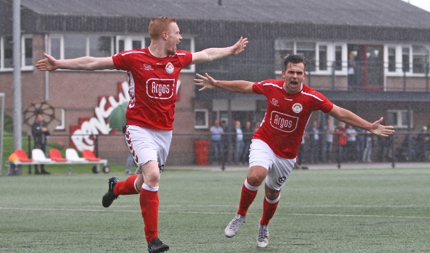 <p>Danny Stomphorst (links) en Arjan Verheij vieren de 1-0 tegen Kampong.</p>