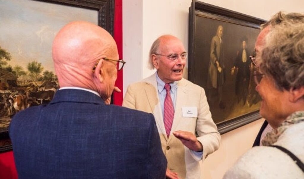 Bert Biemans bij de schilderijen van de 17e eeuwse meesters die nu in het Gorcums Museum te zien zijn