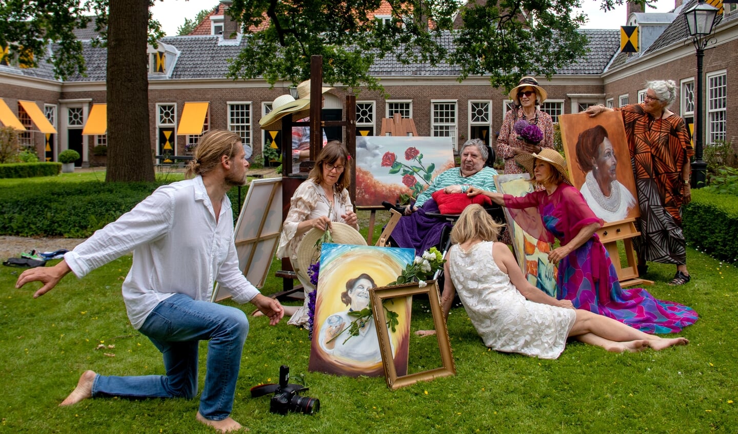 Fotograaf Peter van Beek bezig met de enscenering voor ‘Passie in beeld’