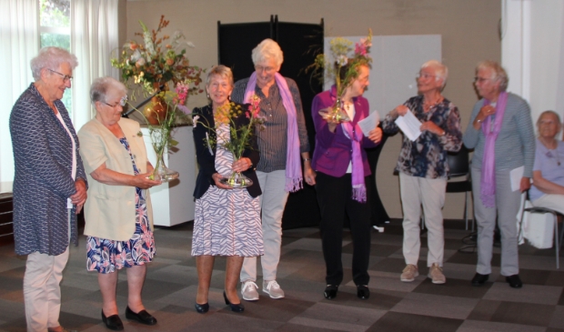 Overhandiging aandenken aan bestuur door leden Passage Doorn