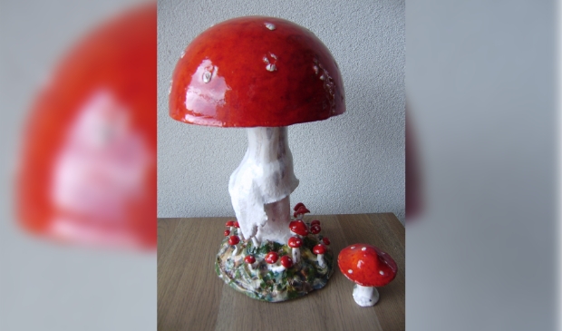 Een keramische roodwitte paddenstoel van Jos van de Blankevoort.