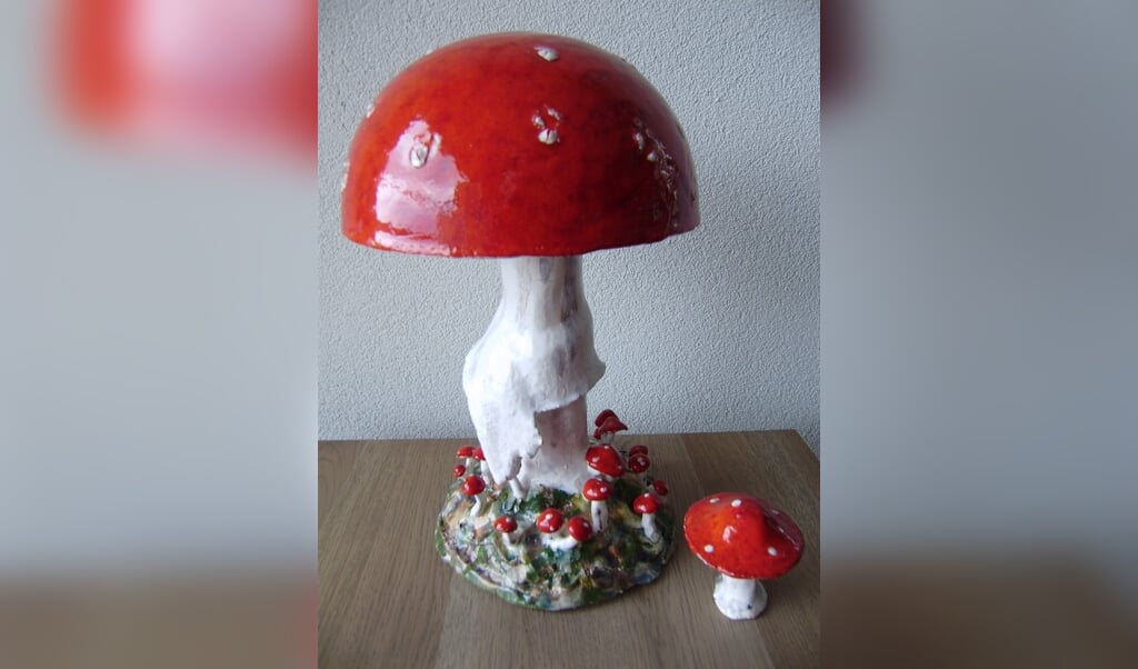 Een keramische roodwitte paddenstoel van Jos van de Blankevoort.