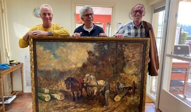 <p>Schenker Marco de Gast (l. en Herman Evertse en Anton Threels (r.) van het Noord-Veluws Museum. </p>