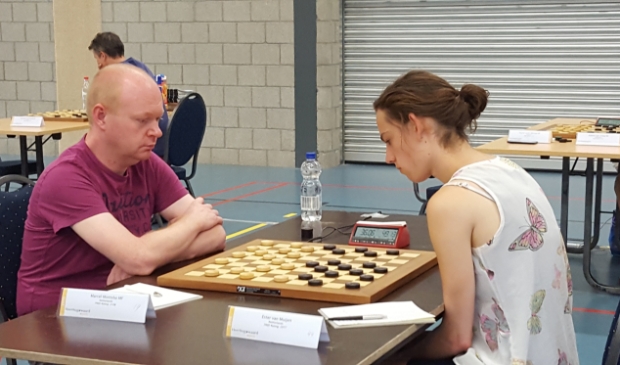 <p>Marcel Monteba, hier in actie tegen clubgenote/trainster Ester van Muijen, is een van WSDV’s solide steunpilaren.</p>