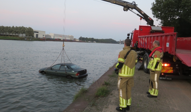 De auto, met daarin de dummy, wordt te water gelaten.