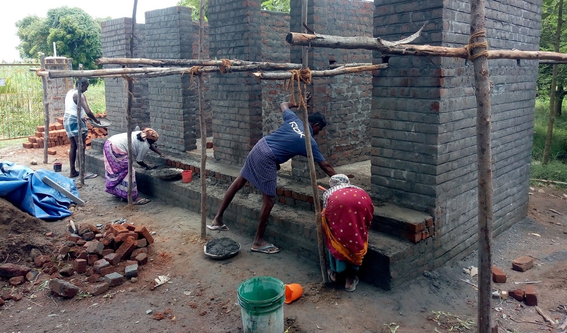 bouw van latrines door lokale mensen maar gefinancierd door dwgsoest