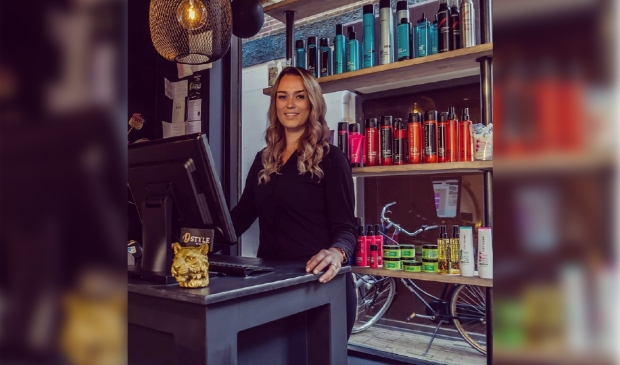 Dian Huijsman in haar kapsalon D-Style By Dian.