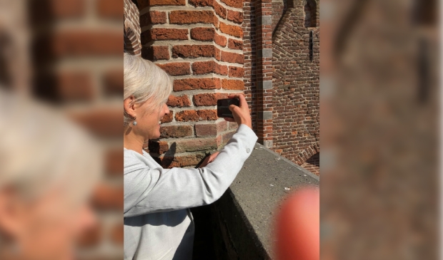 Burgemeester Iris Meerts en wethouder Wil Kosterman bezoeken de Grote Kerk