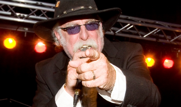 <p>Jaap Meurs als zanger van Big Jake & The Two-Timers tijdens een Blueskroegentocht.</p>
