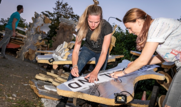 <p>Wendy van Loenen (links) en Emma Kasteel houden zich met Nieuw Zeeland bezig. </p>