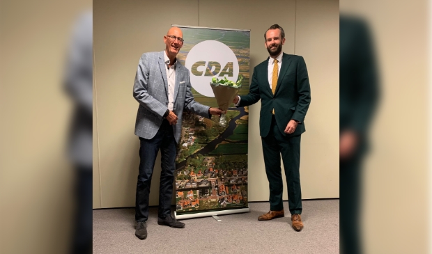 Joost van der Geest krijgt felicitaties van CDA voorzitter Gert Kraaijeveld