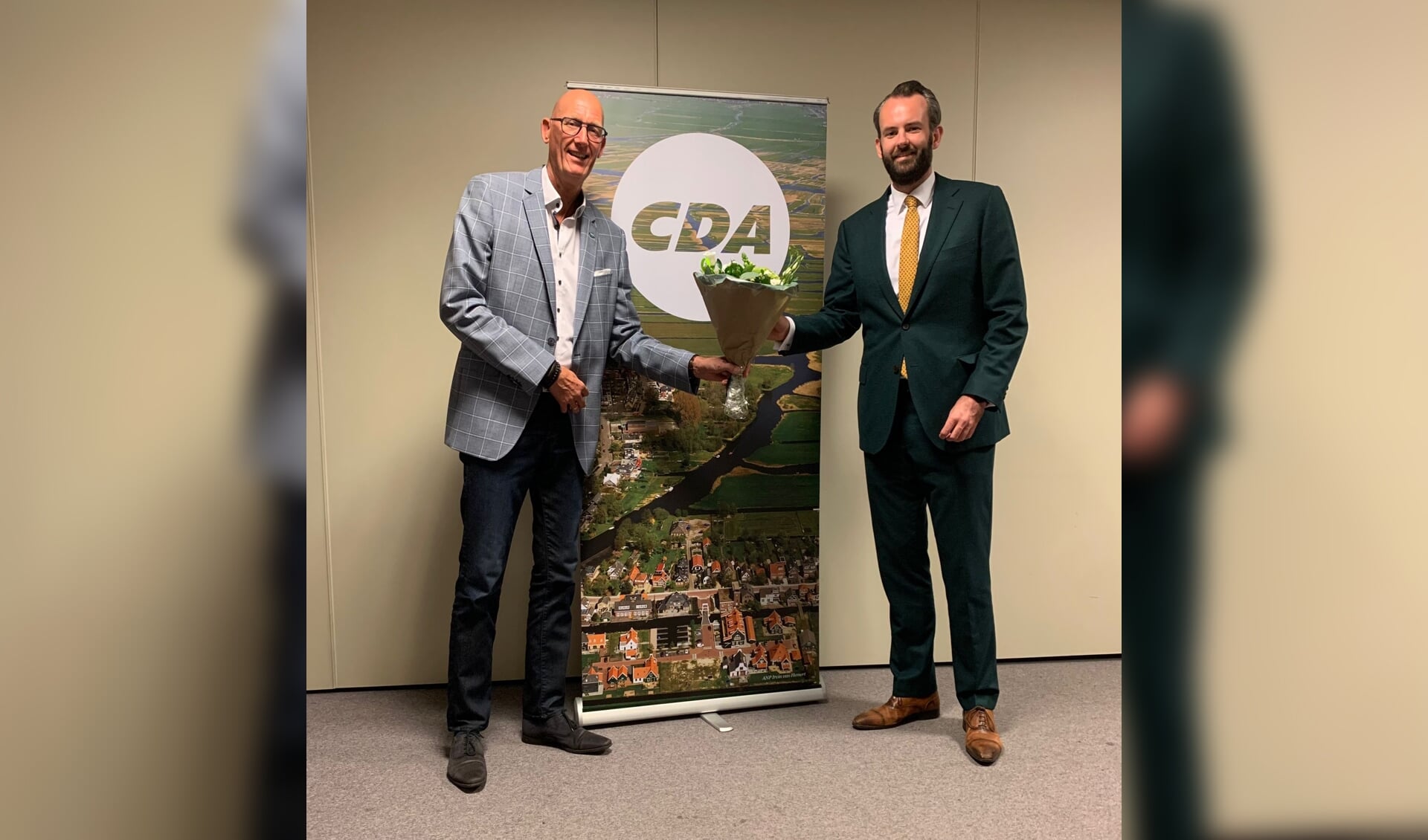 Joost van der Geest krijgt felicitaties van CDA voorzitter Gert Kraaijeveld
