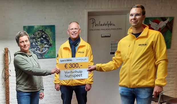 <p>Overhandiging Cheque, vlnr, Anja Mulder (voedselhulp), Gerrit Storteboom (Gemeentebelang), Danny Vis (Gemeentebelang)</p>