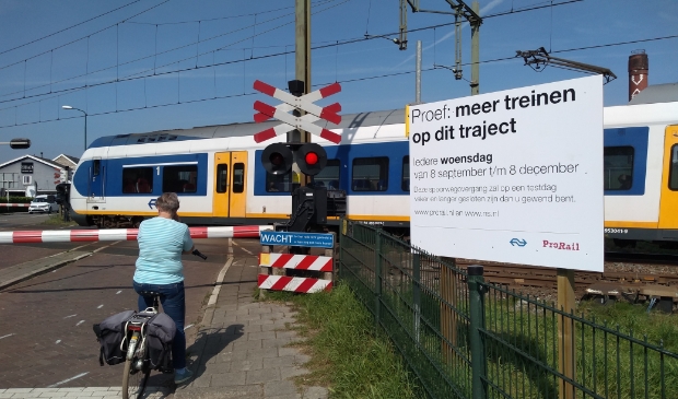 De spoorwegovergang is de komende maanden op woensdagen langer en vaker gesloten.