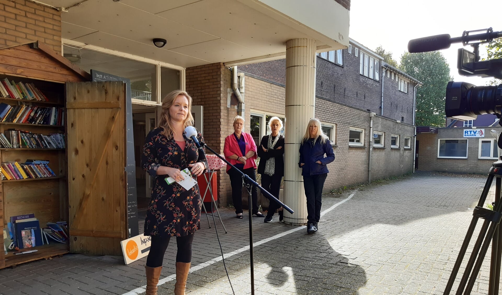 Krista Peeters presenteert de actie voor de camera van RTV Baarn.