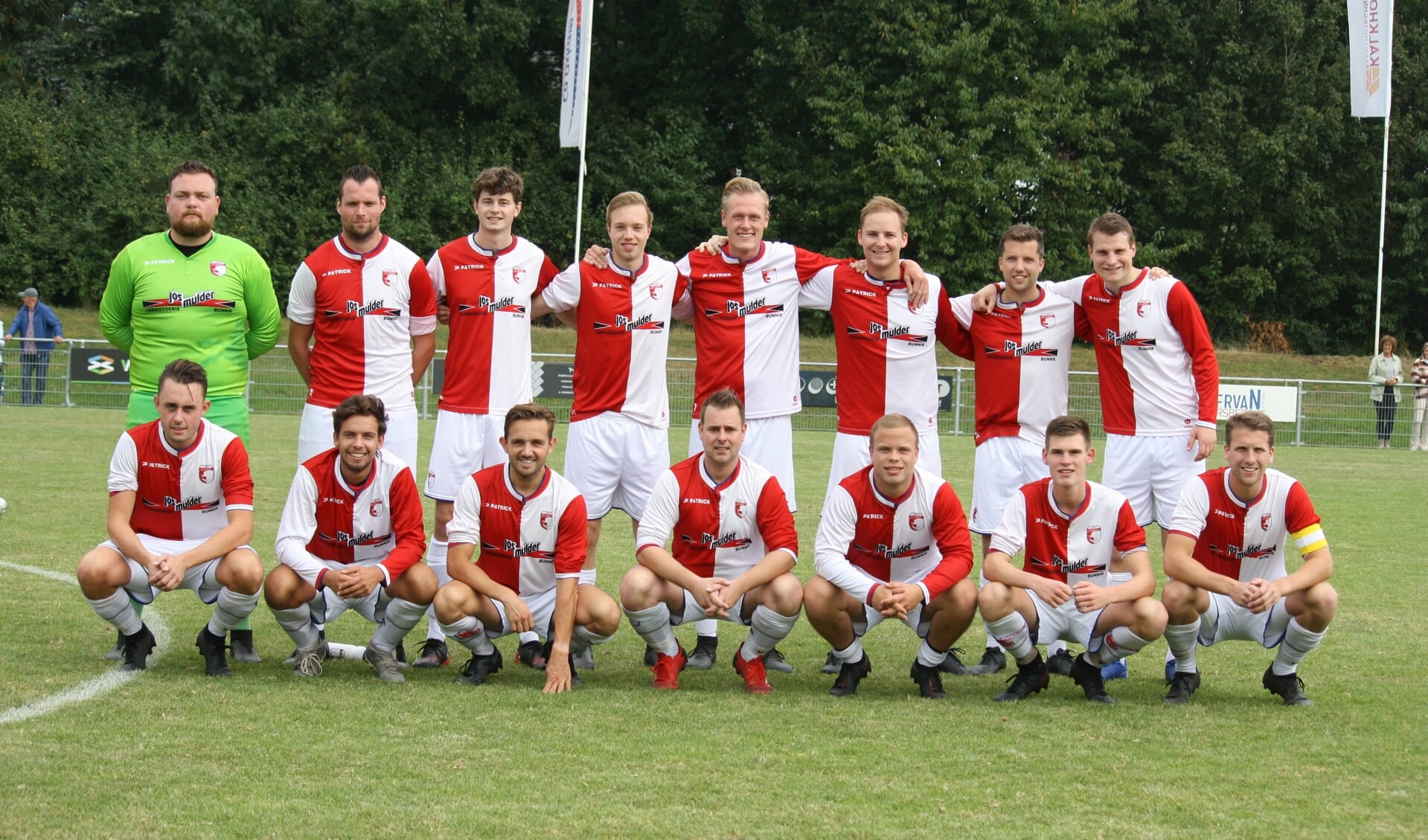 Het elftal van SV AURORA voor aanvang van de wedstrijd.