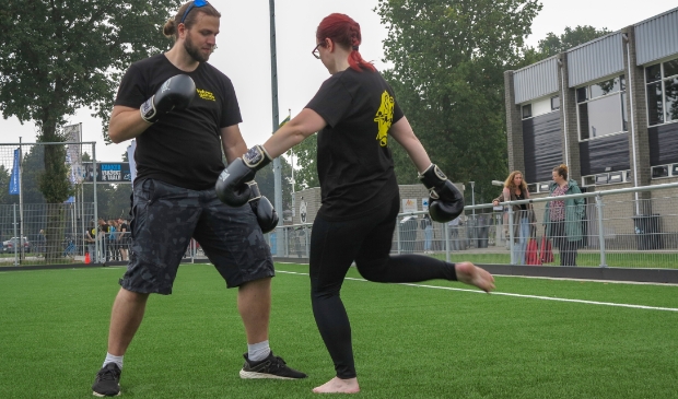 <p>Feline Mons actief met kickboksen tijdens de Veluwe Games. </p>
