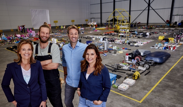 <p>Viktor Brand met zijn team. Links Quirine Molhuysen en Florian Nelemans en rechts Eefje Sedee. </p>