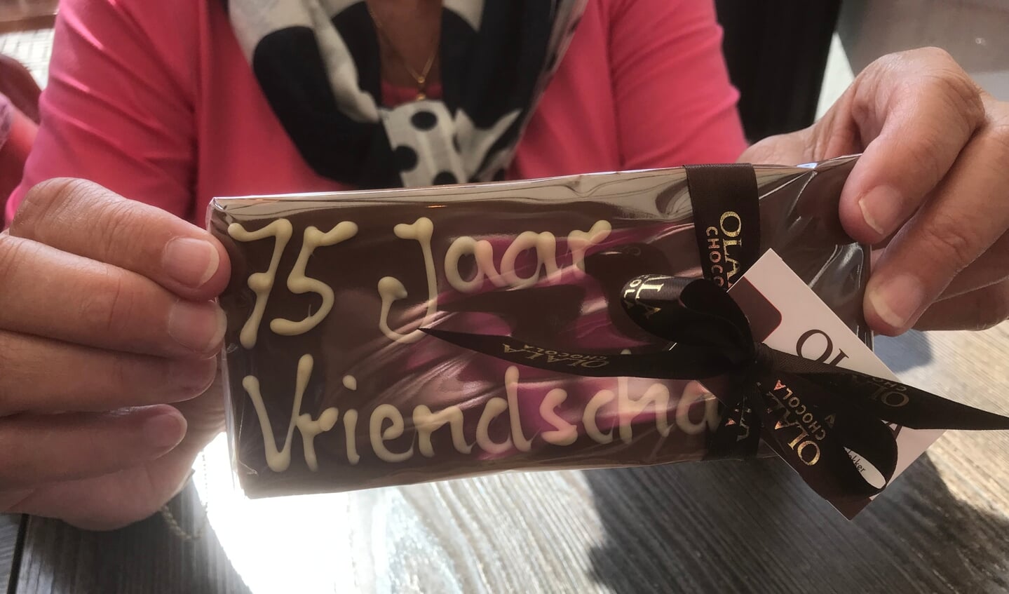 Frieda verraste haar vriendinnen met speciale chocola voor 75 jaar vriendschap