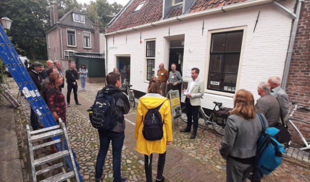<p>De hoogleraren spreken met inwoners tijdens een wandeling door de stad.</p>
