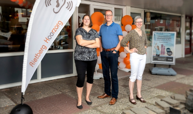 <p>Van links naar rechts Gerda en Steven Rietberg en Marjan Akse van Rietberg Hoorzorg. </p>