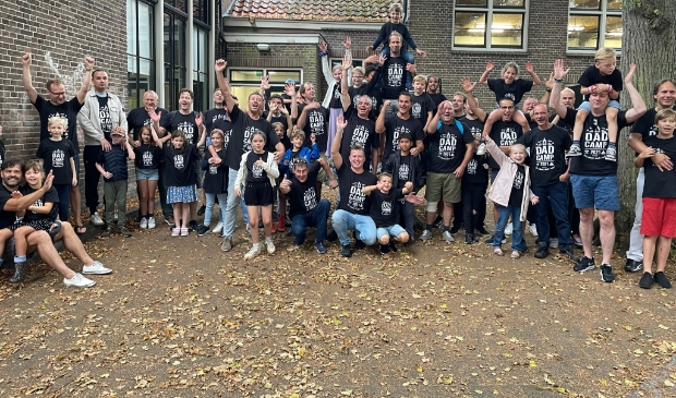 De kinderen en hun vaders staan te popelen om te mogen vertrekken