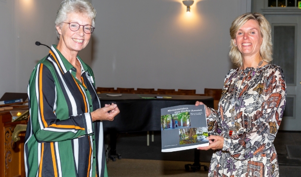 <p>Ontvangst van het eerste exemplaar van het boek 'Monumenten van Ouder-Amstel - Blik op het verleden, zicht op vandaag-'.</p>