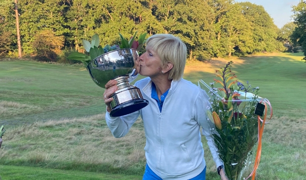 <p>Jeanne Hazelhekke trots op het nationaal kampioenschap golf en de mooie beker</p>