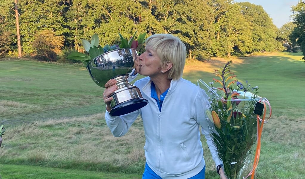 Jeanne Hazelhekke trots op het nationaal kampioenschap golf en de mooie beker