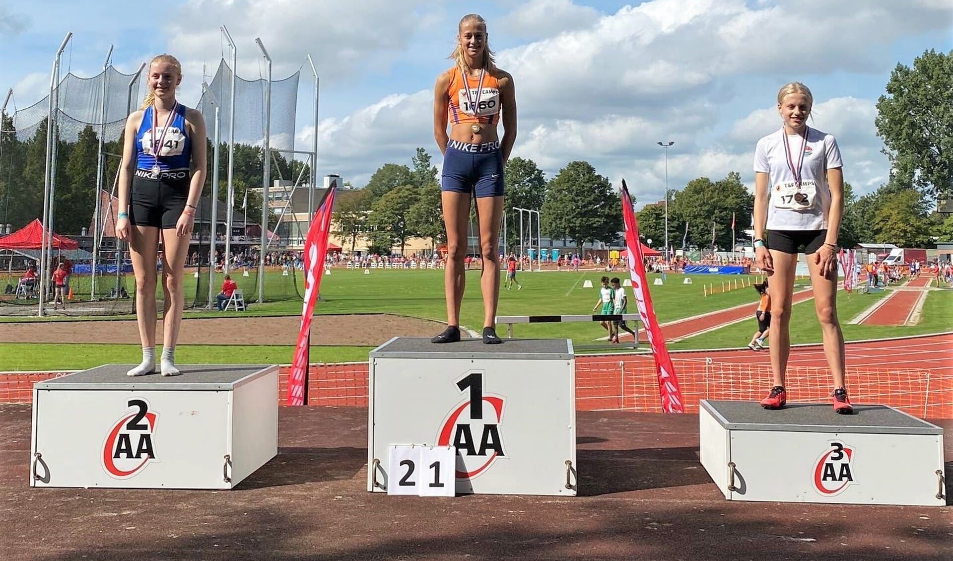 Liv Pennock wint goud op 150 meter sprint.