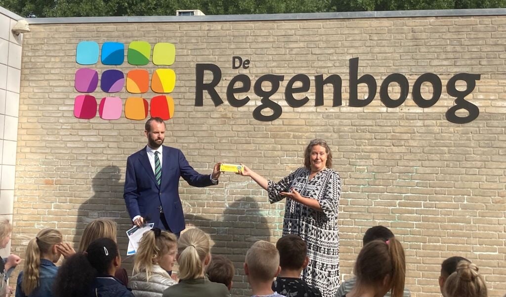 Wethouder van der Geest reikt het vierde SCHOOL op SEEF verkeerscertificaat uit aan Hetty Janson, directeur van CBS De Regenboog.
