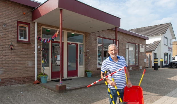 <p>Een dolblije Bert van de Weerd kan niet wachten om de nieuwe plek van de Speelgoedbank in te richten.</p>