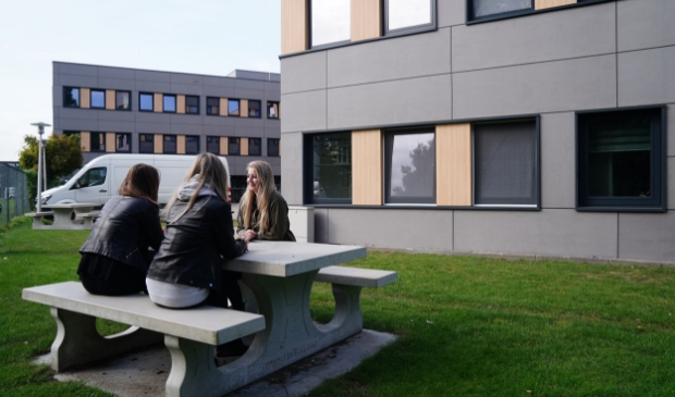 <p>Joy met twee vriendinnen bij The Next Building.</p>
