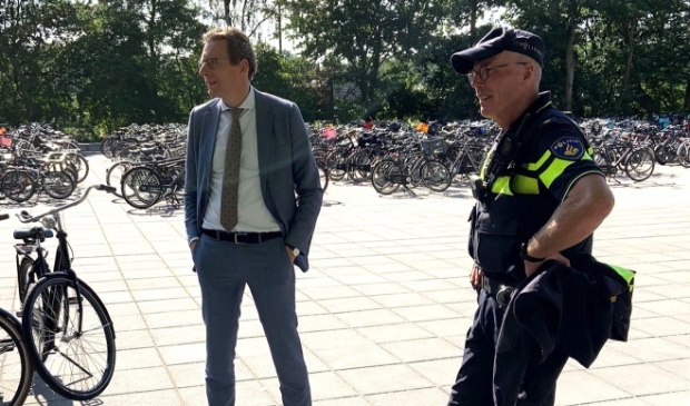 <p>Burgemeester Tjapko Poppens is met wijkagent Jan Pieter Koopmans op het Amstelveen College om te spreken over de risico’s van het bezit van messen. </p>
