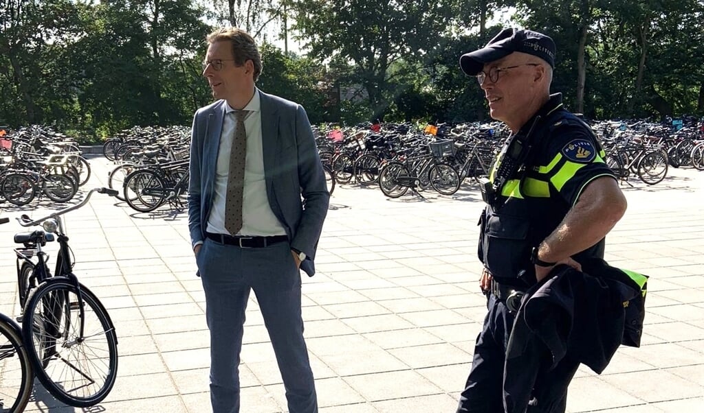 Burgemeester Tjapko Poppens is met wijkagent Jan Pieter Koopmans op het Amstelveen College om te spreken over de risico’s van het bezit van messen. 