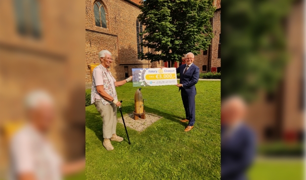 Harry Tijssen overhandigt de cheque aan de voorzitten van het bestuur van Museum Elburg
