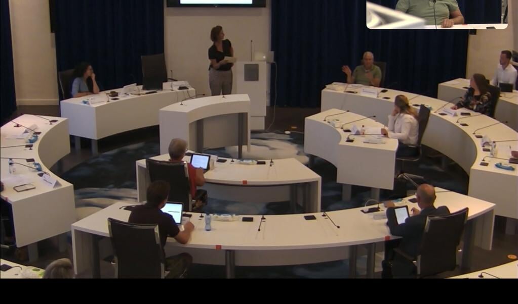 Wim Broekhuizen vertelt over Bemoeizorg Barneveld aan de raads(commissie)leden.