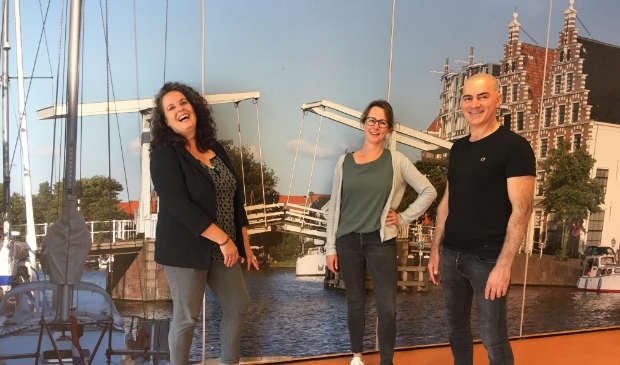 <p>Olga Meijer, Marloes Overvliet en Kadir Pamuk voor een van de mooiste bruggen van Haarlem. Bijna symbolisch voor Sociale Wijkteams Haarlem Zandvoort. </p>