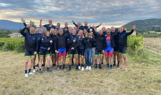 <p>Deze groep beklom de Mont Ventoux en haalde zo 35000 euro op voor het goede doel.</p>