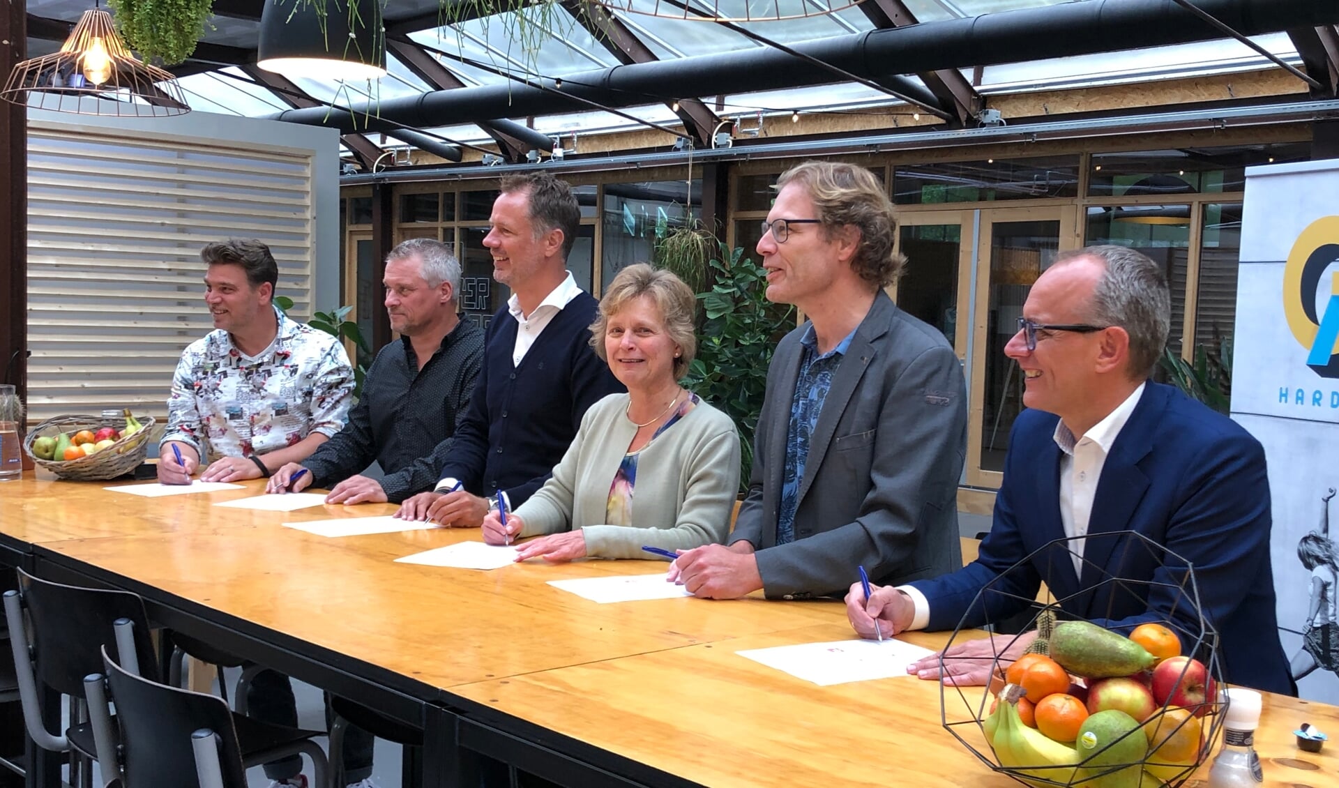 Ondertekening van het contract tussen betrokken partijen.