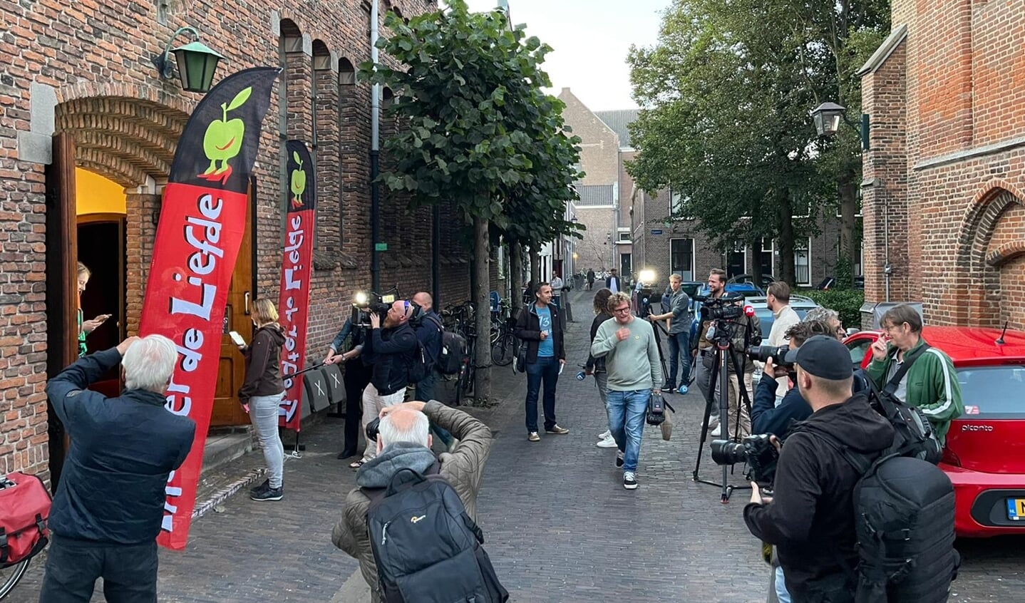 Er was vooral veel pers bij het optreden van Thea Maassen in theater De Liefde.