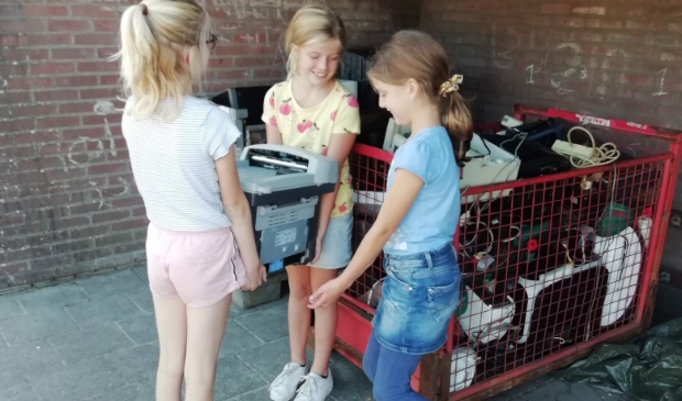 Kinderen leveren opgehaalde apparaten in op de Mattanjaschool.