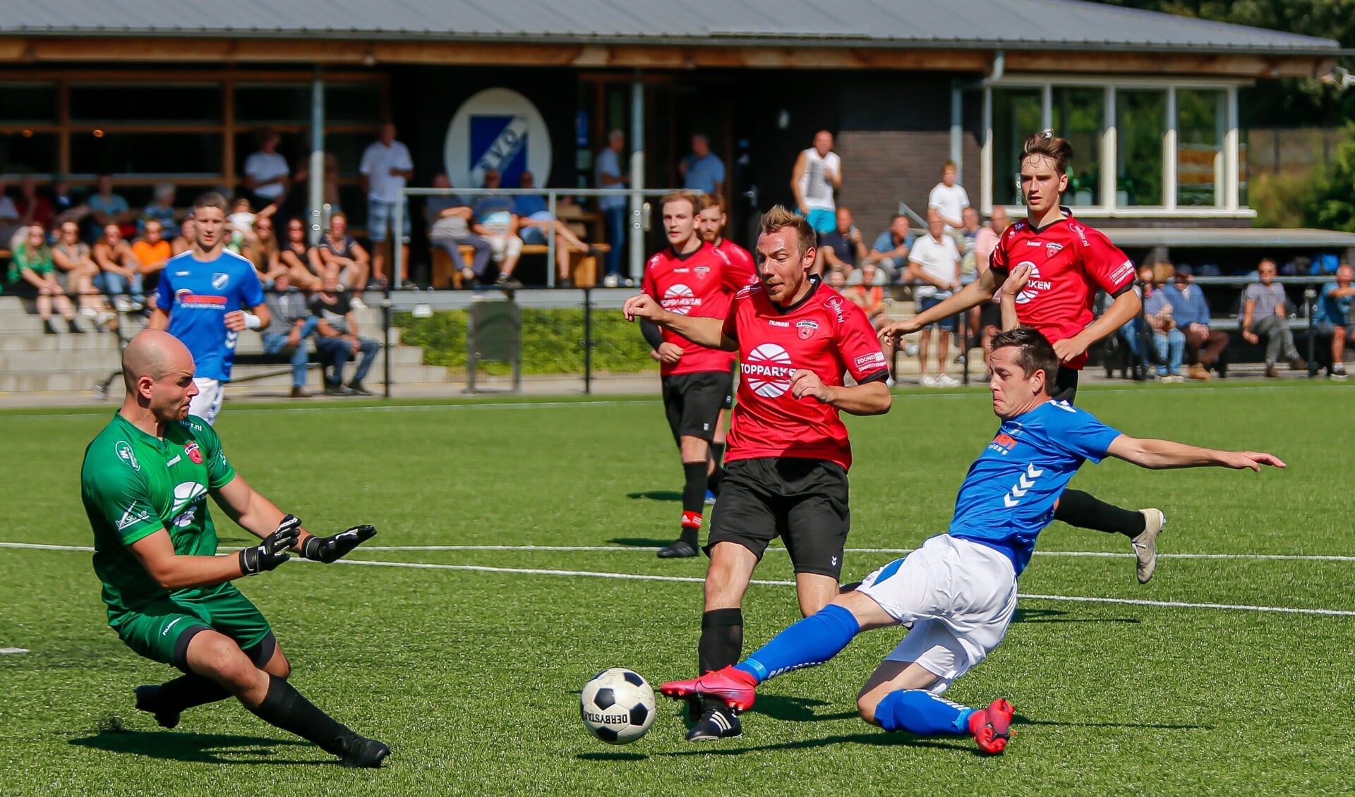 Marco van Rooijen scoort in een bekerduel tegen Harskamp.