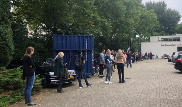 <p>Bij de voormalige kerk vormde zich vrijdag al snel een lange rij mensen.</p>