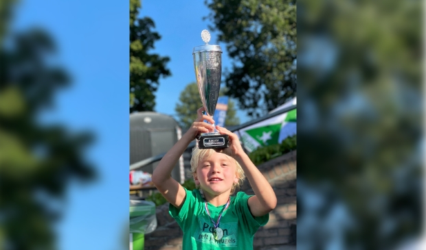 Trotse Olle Speelman met de felbegeerde wisseltrofee familietoernooi 2021