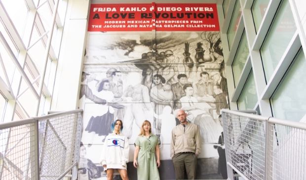 <p>Van links naar rechts: Lakshmi Swami Persaud, Deborah en Dries Bijlsma in het Cobra Museum.</p>